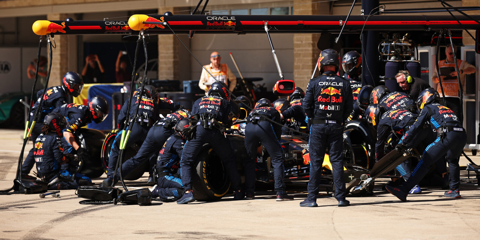 Jaké platy mají zaměstnanci stájí formule 1?