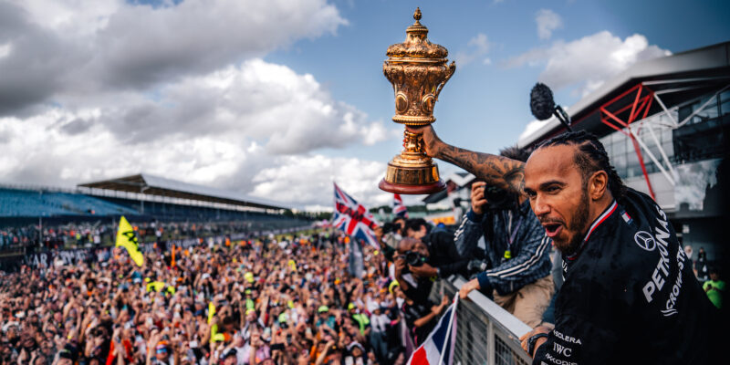 Lewis Hamilton má stále svoji závodní magii, říká Karun Chandhok