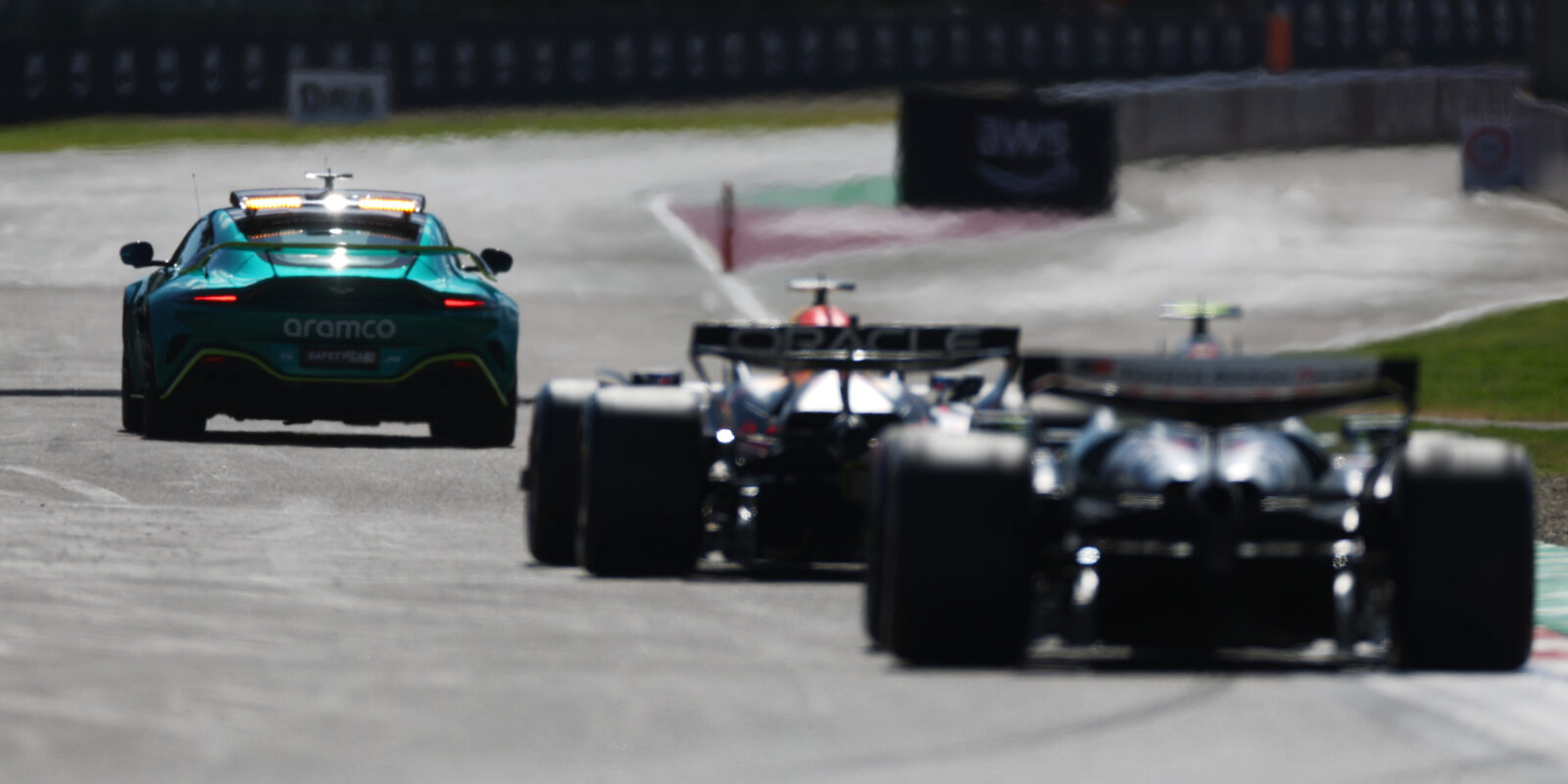 Proč vedení závodu zvolilo nejprve VSC a poté plnohodnotný safety car?