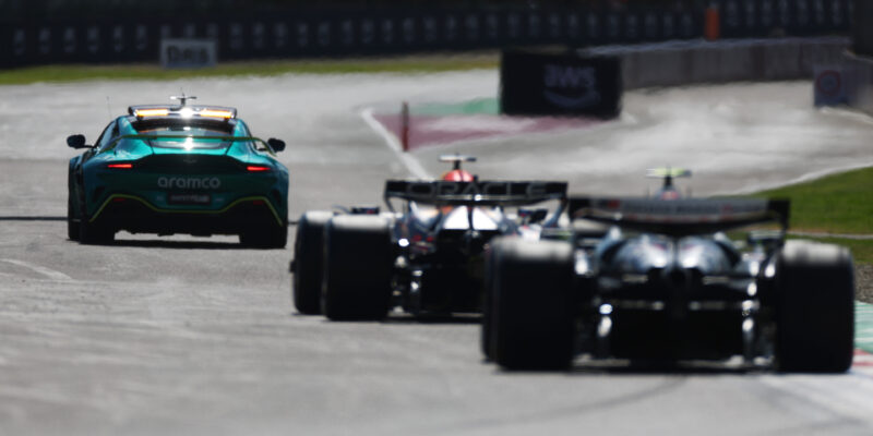 Proč vedení závodu zvolilo nejprve VSC a poté plnohodnotný safety car?