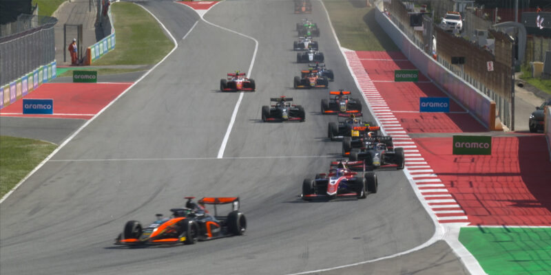 Sprint F3 v Barceloně: Po chaotickém startu vyhrál Domingues