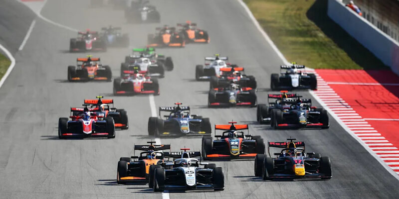 Sprint F3 v Barceloně: Po chaotickém startu vyhrál Domingues