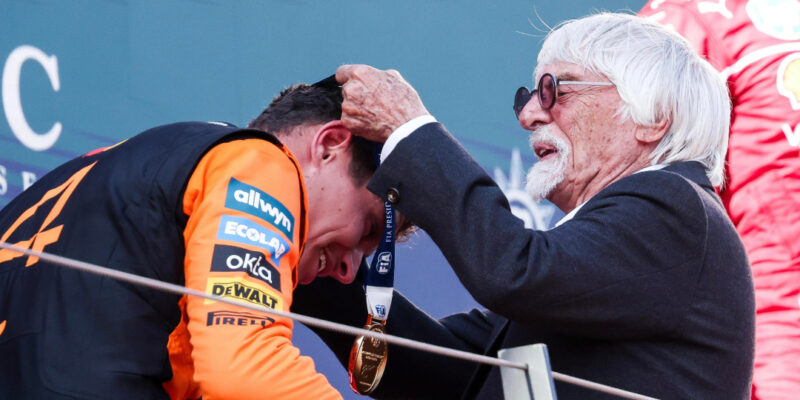 Bernie Ecclestone se poprvé ukázal na pódium formule 1
