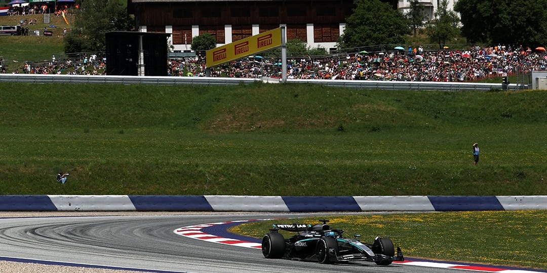 Výsledky FP1 VC Rakouska: Russell nejrychlejší, zazářil Dunne