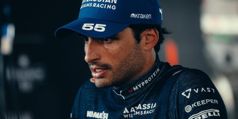 Carlos Sainz promlouvá o chaosu a obviňování ve Ferrari