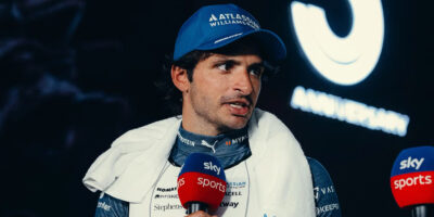Sainz bráni vedenie pretekov a súhlasí s odloženým štartom