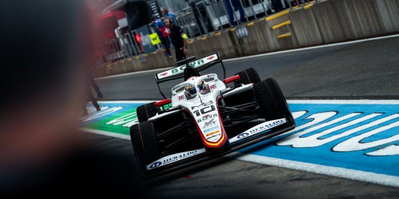 Závod F3 na Silverstonu: Déšť úřadoval, vítězí Boya