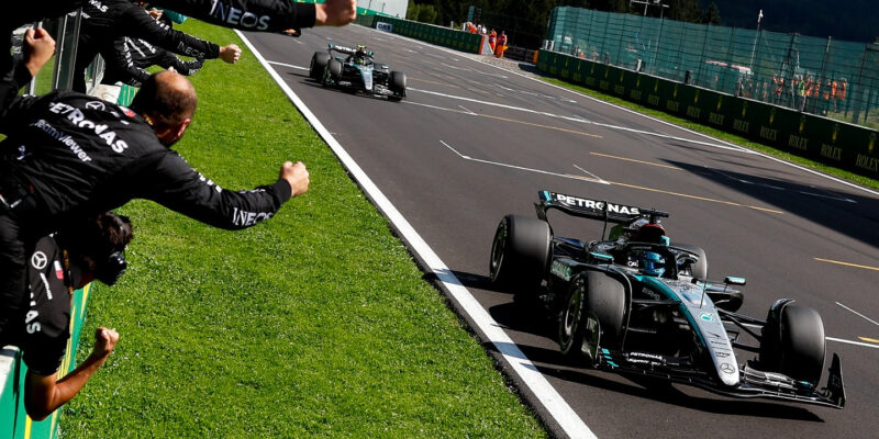 Russell: Je naprosto normální, že Mercedes jedná s Verstappenem