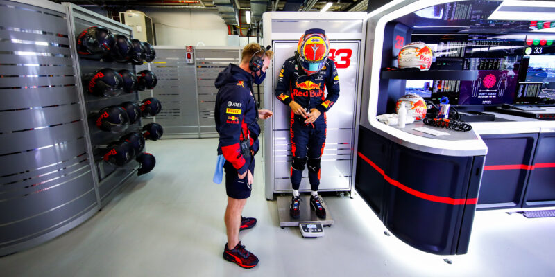 Proč se jezdci formule 1 po každém závodě váží?