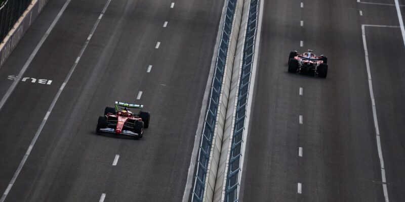 Ferrari v čele tréninku v Baku: Hamilton děkuje