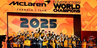 Desítka pro McLaren: oslava, napětí i pokračující bitva