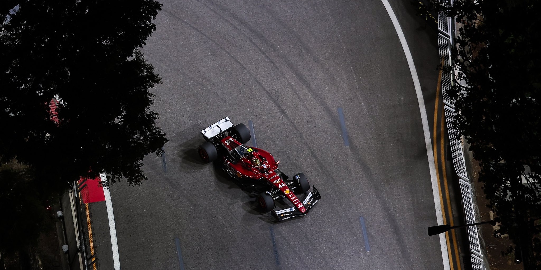 Image accompanying svetformule.cz coverage of Lewis Hamilton and Ferrari.