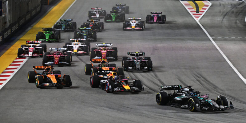 VC Singapuru: Russell zvítězil, McLaren slaví konstruktérský titul