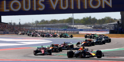 Max Verstappen dominuje v Austinu a stahuje piloty McLarenu!