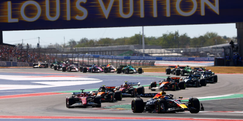 Max Verstappen dominuje v Austinu a stahuje piloty McLarenu!