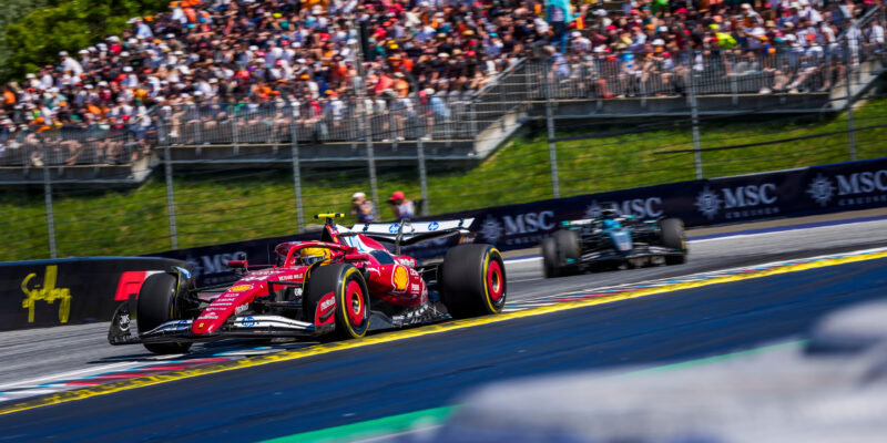 Mercedes dohání Ferrari v počtu vítězství v historii F1