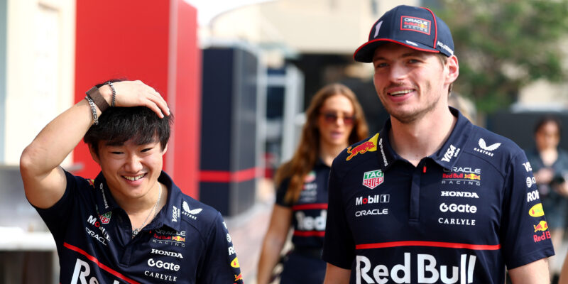 Cunoda obětuje vlastní závod, aby pomohl Verstappenovi získat titul