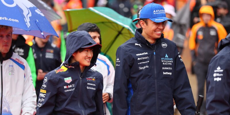 Alex Albon podporuje Júkiho Cunodu po vyřazení z Red Bullu