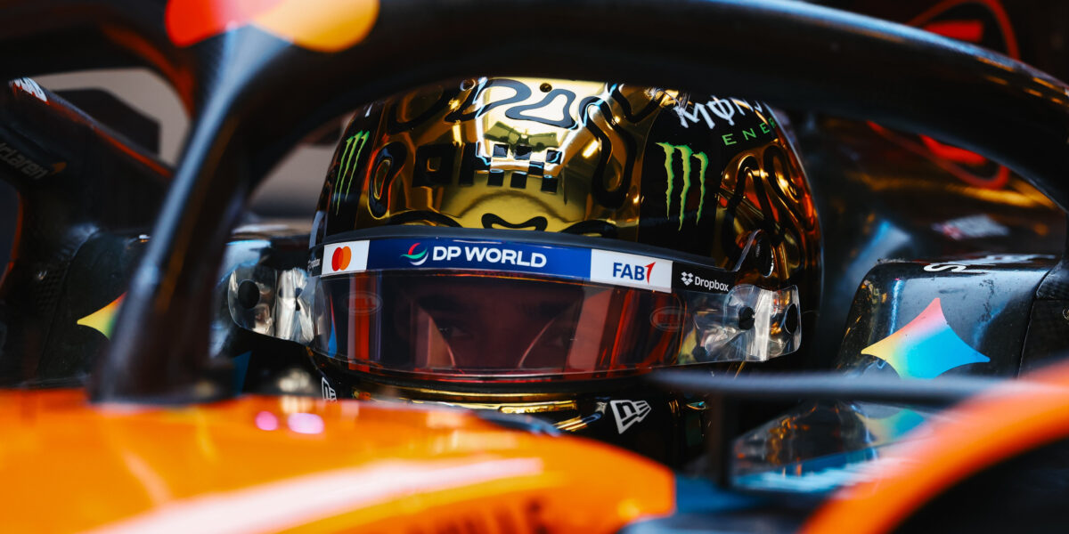 Lando Norris s mistrovskou zlatou helmou.