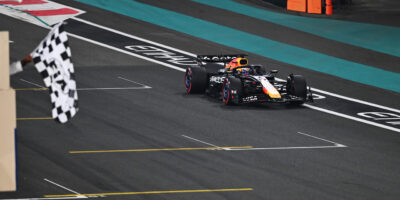 Verstappen, následovaný piloty McLarenu, ovládl kvalifikaci v Abú Zabí!
