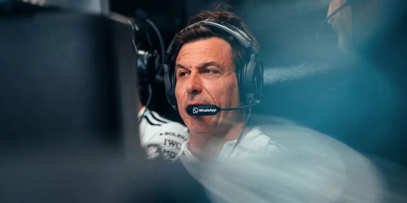 Měli udělat dvojitou zastávku. Wolff komentuje selhání McLarenu