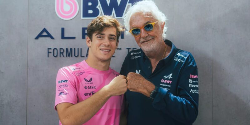 Franco Colapinto už není dítě, říká Flavio Briatore