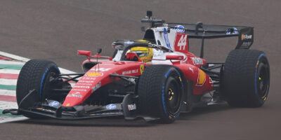 První problémy Ferrari? Hamilton odstavil SF-26 na trati