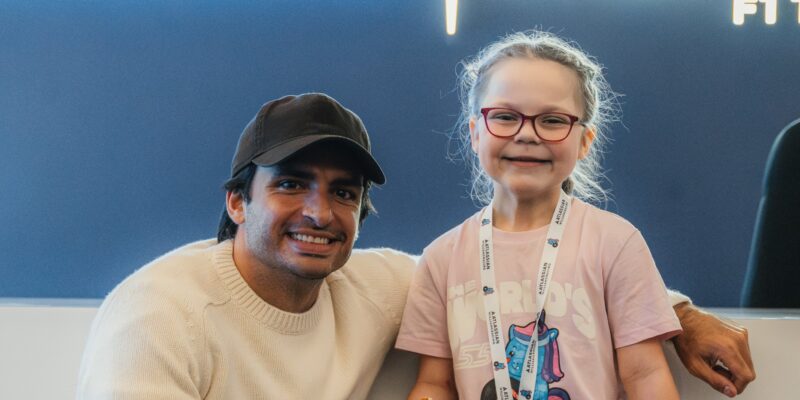 Sainz a nálepka jednorožce pro štěstí. Pilot poznal tvůrkyni