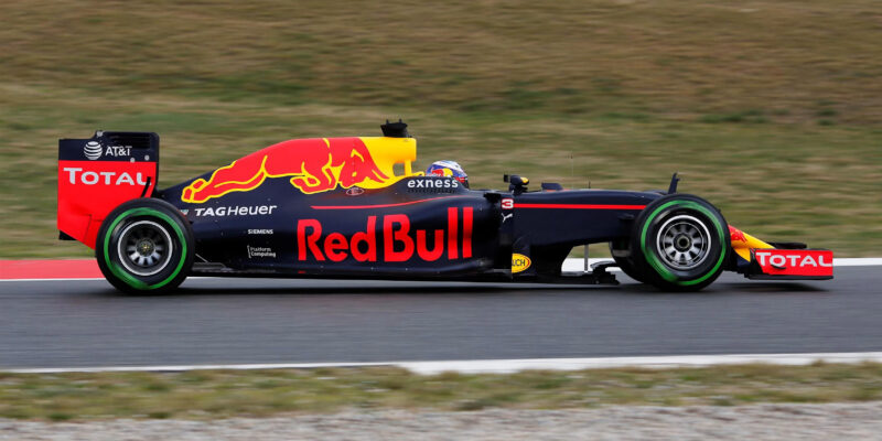 Daniel Ricciardo ve voze Red Bullu při testech v Barceloně v roce 2016