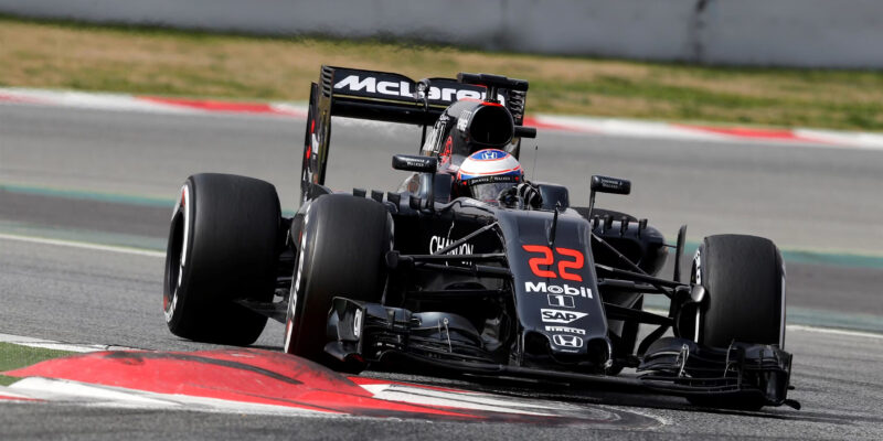 Jenson Button ve voze McLarenu při testech v Barceloně v roce 2016