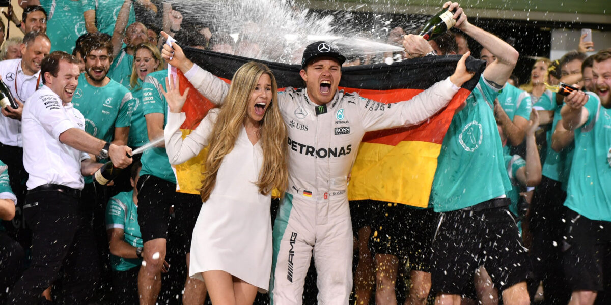 Nico Rosberg oslavující titul mistra světa v roce 2016