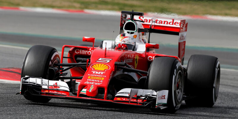 Sebastian Vettel s vozem Ferrari při testech v Barceloně v roce 2016