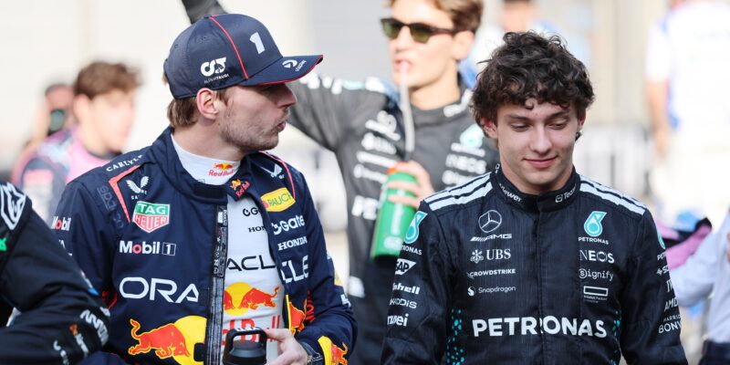 Mercedes záměrně skrývá výkon, tvrdí Verstappen
