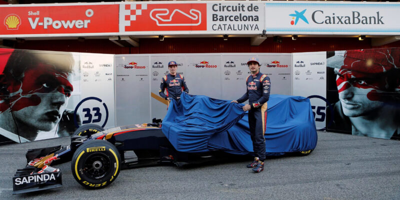 Piloti týmu Toro Rosso představující zbarvení svého vozu pro rok 2016