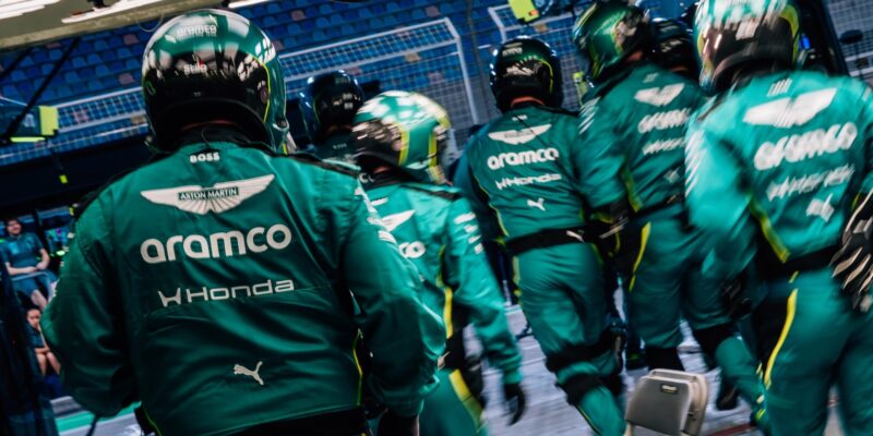 Problémy se kupí: Šéf Aston Martinu k chaosu při závodě