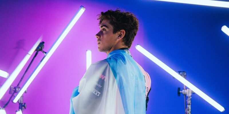 Colapinto se projede s vozem F1 ulicemi Buenos Aires