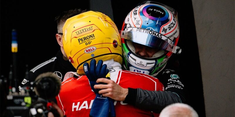 Dojatý Bonnington stál na pódiu s Antonellim a Hamiltonem