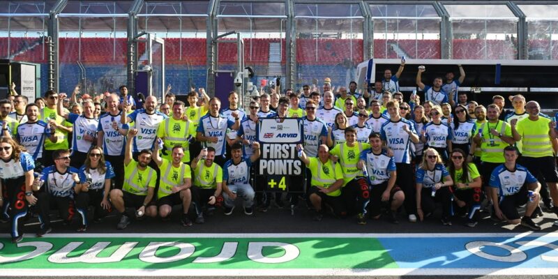 Jak se nováček Lindblad vyrovnal Verstappenovi