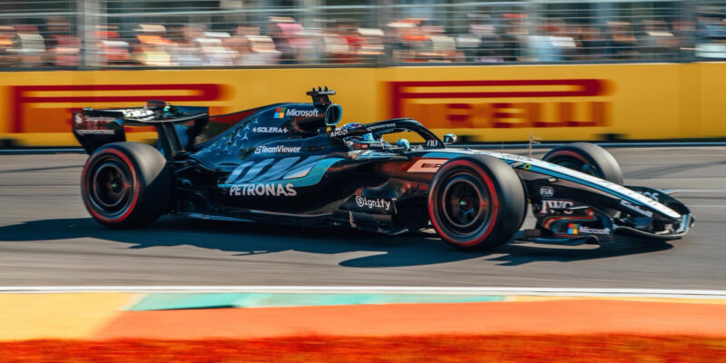 Výsledky kvalifikace v Austrálii: Mercedes ujel všem, Verstappen boural