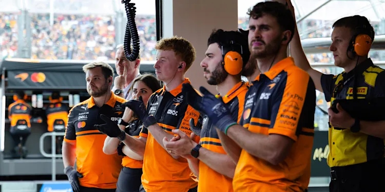 Během závodního víkendu se v boxech odehrává spousta práce.