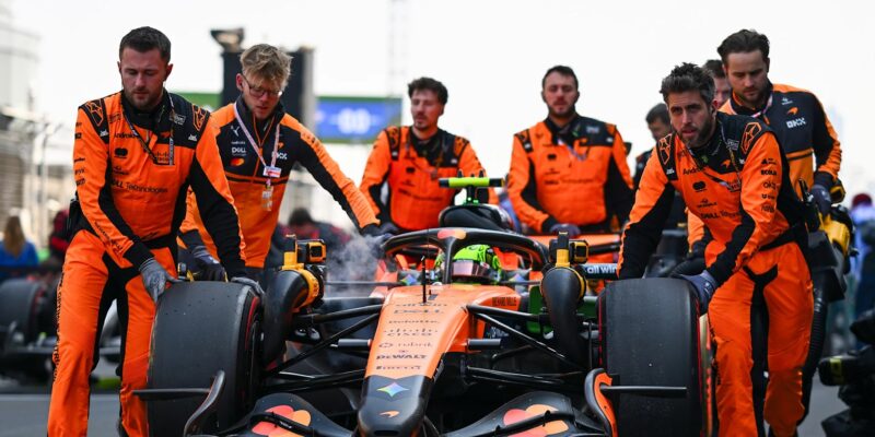 Závodní víkend F1 u McLarenu: Týden práce pro pár hodin na trati