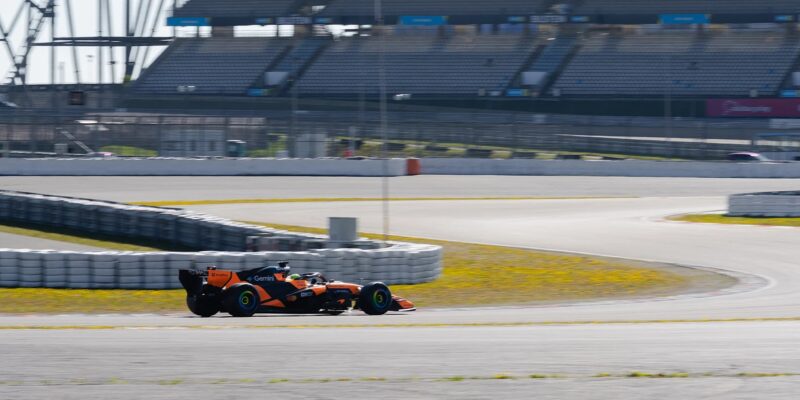 Piloti McLarenu testovali na Nürburgringu pneumatiky Pirelli.