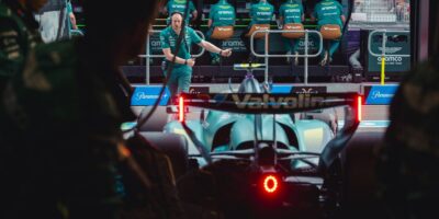 AMR26 zůstal v Japonsku. Tým řeší vibrace i technické problémy