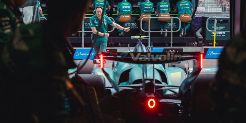 AMR26 zůstal v Japonsku. Tým řeší vibrace i technické problémy