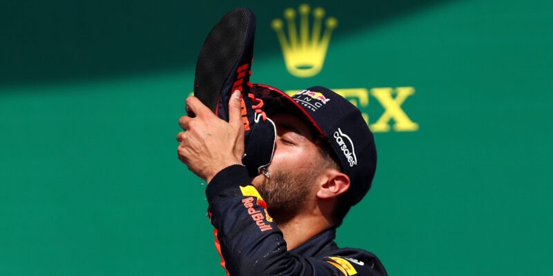 Jak vznikla ikonická podiová oslava Shoey od Daniela Ricciarda?