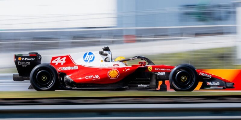 Hamilton už druhý den testuje pneumatiky Pirelli na trati ve Fioranu