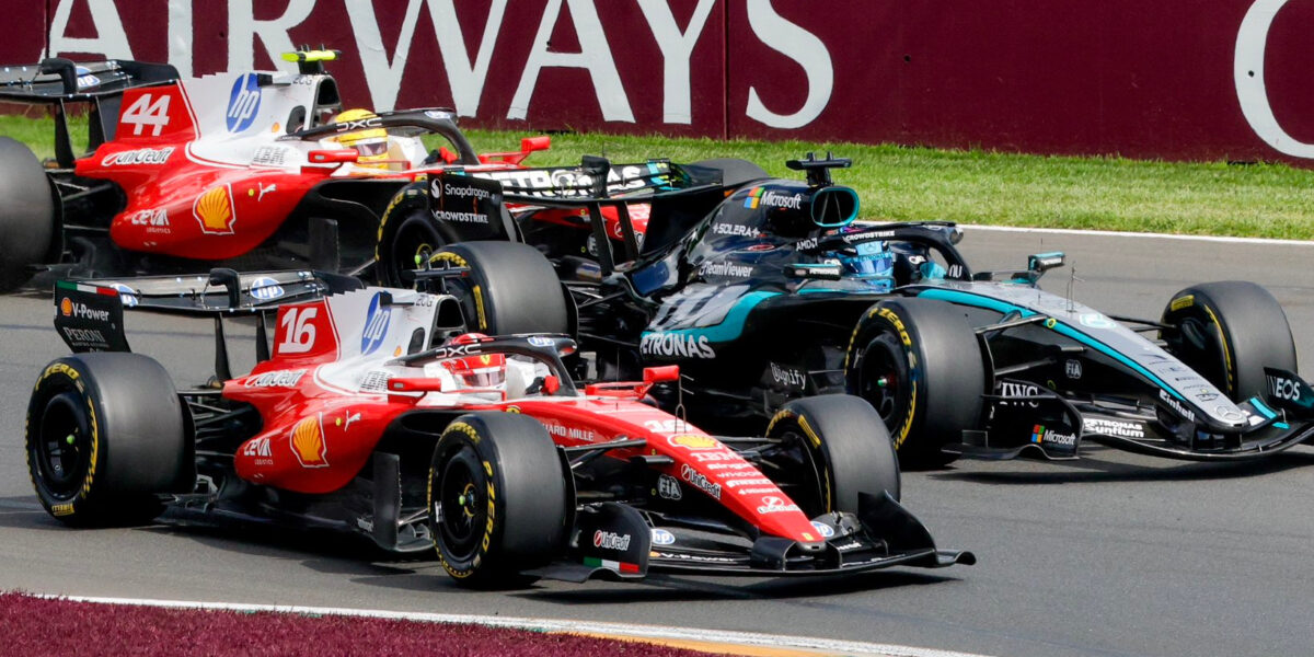 Souboj George Russella s oběma Ferrari na startu Velké ceny Austrálie