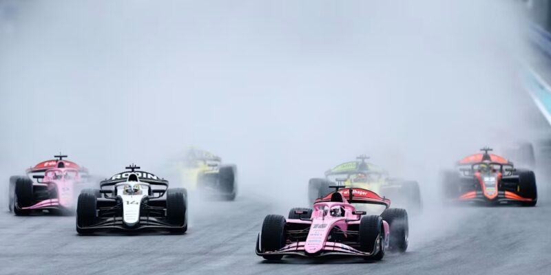 Závod F2 VC Miami: Safety cary míchaly pořadím, triumf bere Minì