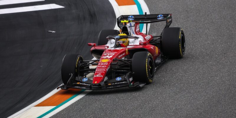 Ferrari se musí zaměřit na přední křídlo, radí Hamilton