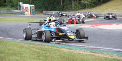 Formule 4 CEZ na Salzburgringu: Elia Weiss a Max Karhan si rozdělili vítězství
